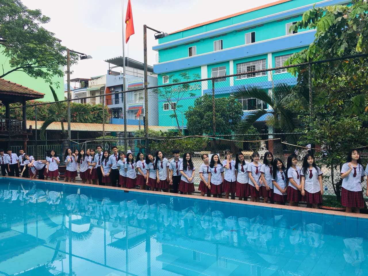 Trường THCS & THPT Hồng Đức vinh danh trong top 10 trường tư thục tốt nhất TPHCM